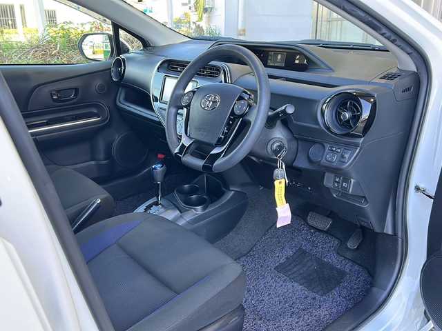 トヨタ アクア S 静岡県 2020(令2)年 2.6万km 白 純正ナビ（Bluetooth AM FM AUX）/前後コーナーセンサー/純正フロアマット/ビルトインETC/トヨタセーフティセンス/パワーステアリング/パワーウィンドウ/キノセンヘッドライト/レーンキープアシスト/横滑り防止装置/Wエアバッグ/リモコンキー/プリクラッシュセーフティ