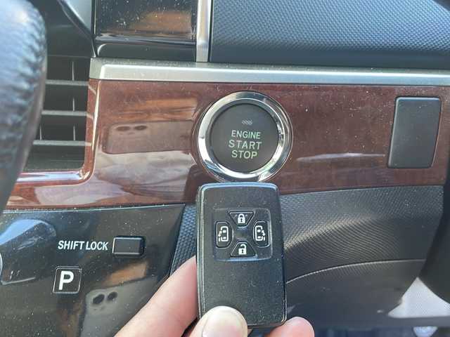 トヨタ エスティマ アエラス レザーパッケージ 大阪府 2013(平25)年 2.5万km ブラック 純正ナビ/バックカメラ/フルセグTV/純正フリップダウンモニター/両側パワースライドドア/前席シートヒーター/黒革シート/革巻きステアリング/HIDヘッドライト/フォグランプ/運転席パワーシート/純正マット/ドアバイザー/保証書/取扱説明書/スペアキー1本