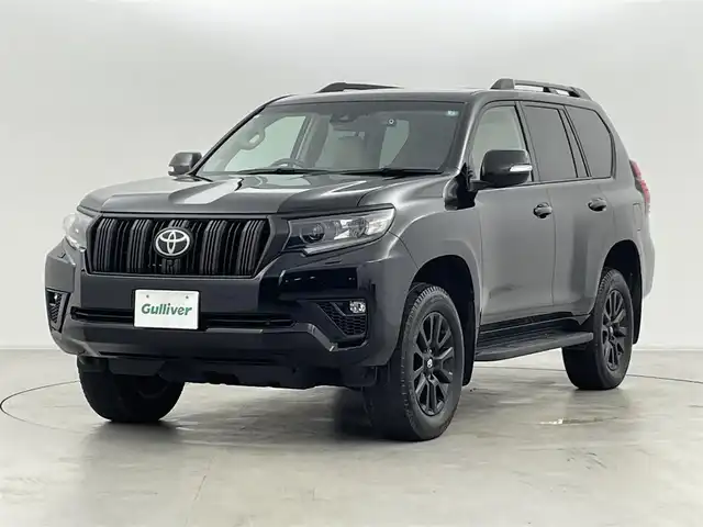 トヨタ ランドクルーザー プラド TX Lパッケージ マットブラED 群馬県 2023(令5)年 1.8万km アティチュードブラックマイカ チルト＆スライド電動ムーンルーフ（挟み込み防止機能付き）/ブラインドスポットモニター＋リヤクロストラフィックアラート/マルチテレインモニター/パノラミックビューモニター/ルーフレール/T-ConnectSDナビ/・Bluetooth/Miracast/AM/FM/USB/―――――――――――――――――/トヨタセーフティセンス/・プリクラッシュセーフティ/・レーンディパーチャーアラート/・オートマチックハイビーム/・レーダークルーズコントロール/・ロードサインアシスト/パーキングサポートブレーキ/シートヒーター/シートベンチレーション/D+N席パワーシート/前後ドライブレコーダー/カバー付サイドステップ/LEDヘッドライト/ステアリングスイッチ/プッシュスタート