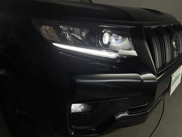 トヨタ ランドクルーザー プラド TX Lパッケージ マットブラED 群馬県 2023(令5)年 1.8万km アティチュードブラックマイカ チルト＆スライド電動ムーンルーフ（挟み込み防止機能付き）/ブラインドスポットモニター＋リヤクロストラフィックアラート/マルチテレインモニター/パノラミックビューモニター/ルーフレール/T-ConnectSDナビ/・Bluetooth/Miracast/AM/FM/USB/―――――――――――――――――/トヨタセーフティセンス/・プリクラッシュセーフティ/・レーンディパーチャーアラート/・オートマチックハイビーム/・レーダークルーズコントロール/・ロードサインアシスト/パーキングサポートブレーキ/シートヒーター/シートベンチレーション/D+N席パワーシート/前後ドライブレコーダー/カバー付サイドステップ/LEDヘッドライト/ステアリングスイッチ/プッシュスタート