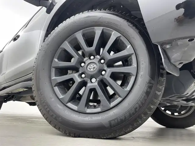 トヨタ ランドクルーザー プラド TX Lパッケージ マットブラED 群馬県 2023(令5)年 1.8万km アティチュードブラックマイカ チルト＆スライド電動ムーンルーフ（挟み込み防止機能付き）/ブラインドスポットモニター＋リヤクロストラフィックアラート/マルチテレインモニター/パノラミックビューモニター/ルーフレール/T-ConnectSDナビ/・Bluetooth/Miracast/AM/FM/USB/―――――――――――――――――/トヨタセーフティセンス/・プリクラッシュセーフティ/・レーンディパーチャーアラート/・オートマチックハイビーム/・レーダークルーズコントロール/・ロードサインアシスト/パーキングサポートブレーキ/シートヒーター/シートベンチレーション/D+N席パワーシート/前後ドライブレコーダー/カバー付サイドステップ/LEDヘッドライト/ステアリングスイッチ/プッシュスタート