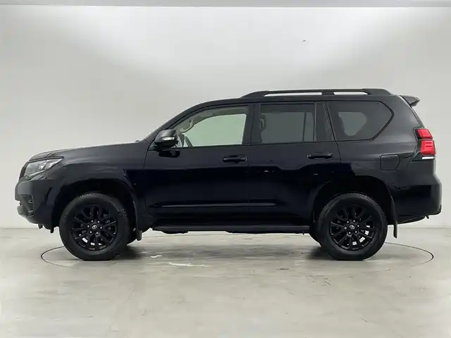 トヨタ ランドクルーザー プラド TX Lパッケージ マットブラED 群馬県 2023(令5)年 1.8万km アティチュードブラックマイカ チルト＆スライド電動ムーンルーフ（挟み込み防止機能付き）/ブラインドスポットモニター＋リヤクロストラフィックアラート/マルチテレインモニター/パノラミックビューモニター/ルーフレール/T-ConnectSDナビ/・Bluetooth/Miracast/AM/FM/USB/―――――――――――――――――/トヨタセーフティセンス/・プリクラッシュセーフティ/・レーンディパーチャーアラート/・オートマチックハイビーム/・レーダークルーズコントロール/・ロードサインアシスト/パーキングサポートブレーキ/シートヒーター/シートベンチレーション/D+N席パワーシート/前後ドライブレコーダー/カバー付サイドステップ/LEDヘッドライト/ステアリングスイッチ/プッシュスタート