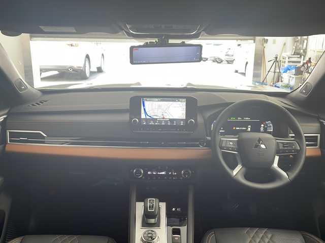 三菱 アウトランダー ＰＨＥＶ P 兵庫県 2022(令4)年 5.1万km スターリングシルバーM ・ワンオーナー車/・サンルーフ/・ルーフレール/・e-Ａｓｓｉｓｔ/・ふらつき警報/・標識認識システム/・後側方衝突被害防止支援システム/・後側方車両検知警報システム/・マイパイロット/・レーダークルーズコントロール/・車線維持支援機能/・純正ナビ＆TV＆BT＆USB＆AppleCarPlay/・マルチアラウンドモニター　移動物検知機能/・アダプティブLEDヘッドライト/・デジタルルームミラー/・ステアリングヒーター/・前後ドライブレコーダー/・ヘッドアップディスプレイ/・BSM/・エレクトリックテールゲート（ハンズフリー・停止位置メモリー機能付）/・20インチアルミホイール（2トーン切削光輝仕上げ）/・運転席＆助手席シートヒーター（座面・背もたれ面）/・リヤシートヒーター（座面・背もたれ面）/・電動パーキングブレーキ/ブレーキオートホールド/・寒冷地仕様［リヤヒーターダクト、ヒーテッドドアミラー、寒冷地仕様ラジエータークーラント