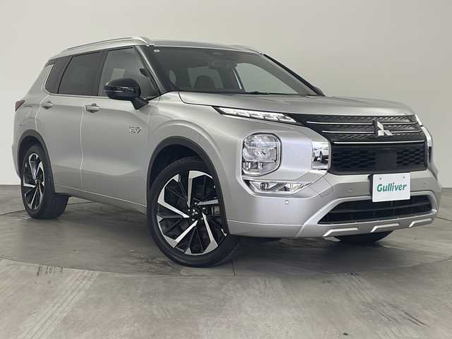 三菱 アウトランダー ＰＨＥＶ P 兵庫県 2022(令4)年 5.1万km スターリングシルバーM ・ワンオーナー車/・サンルーフ/・ルーフレール/・e-Ａｓｓｉｓｔ/・ふらつき警報/・標識認識システム/・後側方衝突被害防止支援システム/・後側方車両検知警報システム/・マイパイロット/・レーダークルーズコントロール/・車線維持支援機能/・純正ナビ＆TV＆BT＆USB＆AppleCarPlay/・マルチアラウンドモニター　移動物検知機能/・アダプティブLEDヘッドライト/・デジタルルームミラー/・ステアリングヒーター/・前後ドライブレコーダー/・ヘッドアップディスプレイ/・BSM/・エレクトリックテールゲート（ハンズフリー・停止位置メモリー機能付）/・20インチアルミホイール（2トーン切削光輝仕上げ）/・運転席＆助手席シートヒーター（座面・背もたれ面）/・リヤシートヒーター（座面・背もたれ面）/・電動パーキングブレーキ/ブレーキオートホールド/・寒冷地仕様［リヤヒーターダクト、ヒーテッドドアミラー、寒冷地仕様ラジエータークーラント