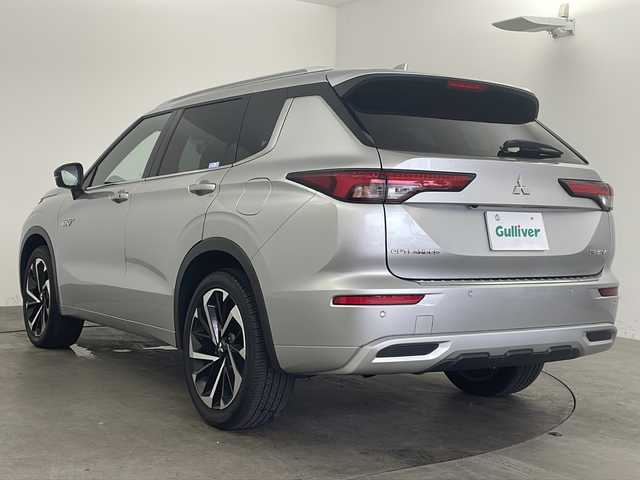 三菱 アウトランダー ＰＨＥＶ P 兵庫県 2022(令4)年 5.1万km スターリングシルバーM ・ワンオーナー車/・サンルーフ/・ルーフレール/・e-Ａｓｓｉｓｔ/・ふらつき警報/・標識認識システム/・後側方衝突被害防止支援システム/・後側方車両検知警報システム/・マイパイロット/・レーダークルーズコントロール/・車線維持支援機能/・純正ナビ＆TV＆BT＆USB＆AppleCarPlay/・マルチアラウンドモニター　移動物検知機能/・アダプティブLEDヘッドライト/・デジタルルームミラー/・ステアリングヒーター/・前後ドライブレコーダー/・ヘッドアップディスプレイ/・BSM/・エレクトリックテールゲート（ハンズフリー・停止位置メモリー機能付）/・20インチアルミホイール（2トーン切削光輝仕上げ）/・運転席＆助手席シートヒーター（座面・背もたれ面）/・リヤシートヒーター（座面・背もたれ面）/・電動パーキングブレーキ/ブレーキオートホールド/・寒冷地仕様［リヤヒーターダクト、ヒーテッドドアミラー、寒冷地仕様ラジエータークーラント