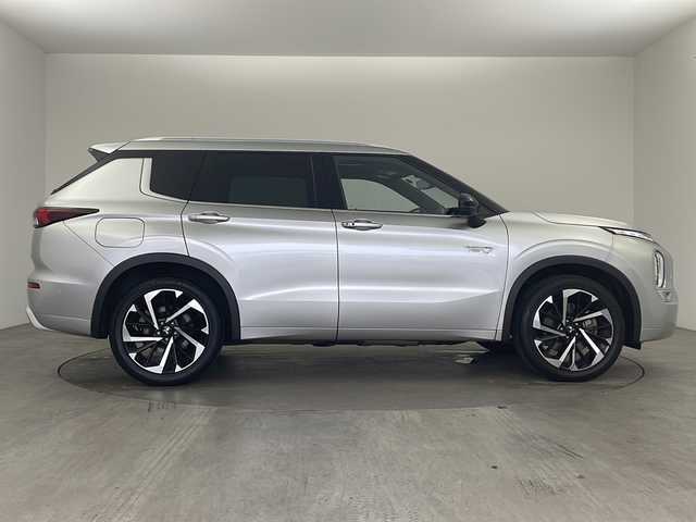 三菱 アウトランダー ＰＨＥＶ P 兵庫県 2022(令4)年 5.1万km スターリングシルバーM ・ワンオーナー車/・サンルーフ/・ルーフレール/・e-Ａｓｓｉｓｔ/・ふらつき警報/・標識認識システム/・後側方衝突被害防止支援システム/・後側方車両検知警報システム/・マイパイロット/・レーダークルーズコントロール/・車線維持支援機能/・純正ナビ＆TV＆BT＆USB＆AppleCarPlay/・マルチアラウンドモニター　移動物検知機能/・アダプティブLEDヘッドライト/・デジタルルームミラー/・ステアリングヒーター/・前後ドライブレコーダー/・ヘッドアップディスプレイ/・BSM/・エレクトリックテールゲート（ハンズフリー・停止位置メモリー機能付）/・20インチアルミホイール（2トーン切削光輝仕上げ）/・運転席＆助手席シートヒーター（座面・背もたれ面）/・リヤシートヒーター（座面・背もたれ面）/・電動パーキングブレーキ/ブレーキオートホールド/・寒冷地仕様［リヤヒーターダクト、ヒーテッドドアミラー、寒冷地仕様ラジエータークーラント