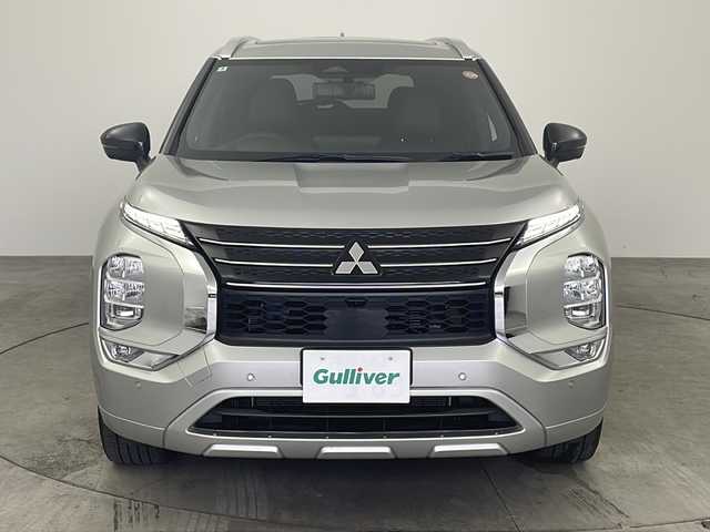 三菱 アウトランダー ＰＨＥＶ P 兵庫県 2022(令4)年 5.1万km スターリングシルバーM ・ワンオーナー車/・サンルーフ/・ルーフレール/・e-Ａｓｓｉｓｔ/・ふらつき警報/・標識認識システム/・後側方衝突被害防止支援システム/・後側方車両検知警報システム/・マイパイロット/・レーダークルーズコントロール/・車線維持支援機能/・純正ナビ＆TV＆BT＆USB＆AppleCarPlay/・マルチアラウンドモニター　移動物検知機能/・アダプティブLEDヘッドライト/・デジタルルームミラー/・ステアリングヒーター/・前後ドライブレコーダー/・ヘッドアップディスプレイ/・BSM/・エレクトリックテールゲート（ハンズフリー・停止位置メモリー機能付）/・20インチアルミホイール（2トーン切削光輝仕上げ）/・運転席＆助手席シートヒーター（座面・背もたれ面）/・リヤシートヒーター（座面・背もたれ面）/・電動パーキングブレーキ/ブレーキオートホールド/・寒冷地仕様［リヤヒーターダクト、ヒーテッドドアミラー、寒冷地仕様ラジエータークーラント