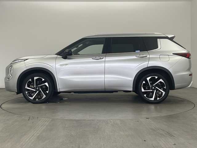 三菱 アウトランダー ＰＨＥＶ P 兵庫県 2022(令4)年 5.1万km スターリングシルバーM ・ワンオーナー車/・サンルーフ/・ルーフレール/・e-Ａｓｓｉｓｔ/・ふらつき警報/・標識認識システム/・後側方衝突被害防止支援システム/・後側方車両検知警報システム/・マイパイロット/・レーダークルーズコントロール/・車線維持支援機能/・純正ナビ＆TV＆BT＆USB＆AppleCarPlay/・マルチアラウンドモニター　移動物検知機能/・アダプティブLEDヘッドライト/・デジタルルームミラー/・ステアリングヒーター/・前後ドライブレコーダー/・ヘッドアップディスプレイ/・BSM/・エレクトリックテールゲート（ハンズフリー・停止位置メモリー機能付）/・20インチアルミホイール（2トーン切削光輝仕上げ）/・運転席＆助手席シートヒーター（座面・背もたれ面）/・リヤシートヒーター（座面・背もたれ面）/・電動パーキングブレーキ/ブレーキオートホールド/・寒冷地仕様［リヤヒーターダクト、ヒーテッドドアミラー、寒冷地仕様ラジエータークーラント