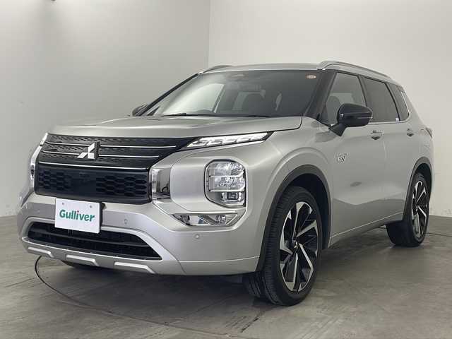 三菱 アウトランダー ＰＨＥＶ P 兵庫県 2022(令4)年 5.1万km スターリングシルバーM ・ワンオーナー車/・サンルーフ/・ルーフレール/・e-Ａｓｓｉｓｔ/・ふらつき警報/・標識認識システム/・後側方衝突被害防止支援システム/・後側方車両検知警報システム/・マイパイロット/・レーダークルーズコントロール/・車線維持支援機能/・純正ナビ＆TV＆BT＆USB＆AppleCarPlay/・マルチアラウンドモニター　移動物検知機能/・アダプティブLEDヘッドライト/・デジタルルームミラー/・ステアリングヒーター/・前後ドライブレコーダー/・ヘッドアップディスプレイ/・BSM/・エレクトリックテールゲート（ハンズフリー・停止位置メモリー機能付）/・20インチアルミホイール（2トーン切削光輝仕上げ）/・運転席＆助手席シートヒーター（座面・背もたれ面）/・リヤシートヒーター（座面・背もたれ面）/・電動パーキングブレーキ/ブレーキオートホールド/・寒冷地仕様［リヤヒーターダクト、ヒーテッドドアミラー、寒冷地仕様ラジエータークーラント