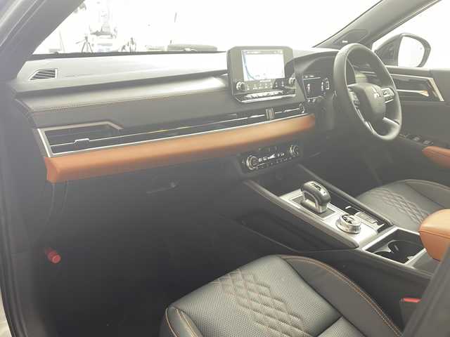 三菱 アウトランダー ＰＨＥＶ P 兵庫県 2022(令4)年 5.1万km スターリングシルバーM ・ワンオーナー車/・サンルーフ/・ルーフレール/・e-Ａｓｓｉｓｔ/・ふらつき警報/・標識認識システム/・後側方衝突被害防止支援システム/・後側方車両検知警報システム/・マイパイロット/・レーダークルーズコントロール/・車線維持支援機能/・純正ナビ＆TV＆BT＆USB＆AppleCarPlay/・マルチアラウンドモニター　移動物検知機能/・アダプティブLEDヘッドライト/・デジタルルームミラー/・ステアリングヒーター/・前後ドライブレコーダー/・ヘッドアップディスプレイ/・BSM/・エレクトリックテールゲート（ハンズフリー・停止位置メモリー機能付）/・20インチアルミホイール（2トーン切削光輝仕上げ）/・運転席＆助手席シートヒーター（座面・背もたれ面）/・リヤシートヒーター（座面・背もたれ面）/・電動パーキングブレーキ/ブレーキオートホールド/・寒冷地仕様［リヤヒーターダクト、ヒーテッドドアミラー、寒冷地仕様ラジエータークーラント