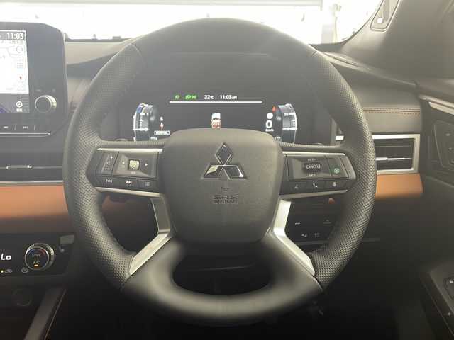 三菱 アウトランダー ＰＨＥＶ P 兵庫県 2022(令4)年 5.1万km スターリングシルバーM ・ワンオーナー車/・サンルーフ/・ルーフレール/・e-Ａｓｓｉｓｔ/・ふらつき警報/・標識認識システム/・後側方衝突被害防止支援システム/・後側方車両検知警報システム/・マイパイロット/・レーダークルーズコントロール/・車線維持支援機能/・純正ナビ＆TV＆BT＆USB＆AppleCarPlay/・マルチアラウンドモニター　移動物検知機能/・アダプティブLEDヘッドライト/・デジタルルームミラー/・ステアリングヒーター/・前後ドライブレコーダー/・ヘッドアップディスプレイ/・BSM/・エレクトリックテールゲート（ハンズフリー・停止位置メモリー機能付）/・20インチアルミホイール（2トーン切削光輝仕上げ）/・運転席＆助手席シートヒーター（座面・背もたれ面）/・リヤシートヒーター（座面・背もたれ面）/・電動パーキングブレーキ/ブレーキオートホールド/・寒冷地仕様［リヤヒーターダクト、ヒーテッドドアミラー、寒冷地仕様ラジエータークーラント