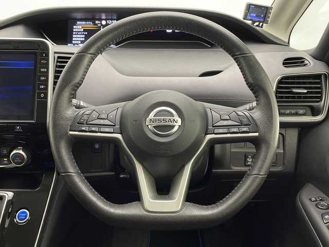 日産 セレナ e－パワー ハイウェイスター V 宮崎県 2020(令2)年 6万km ダイヤモンドブラック エマ―ジェンシーブレーキ/LDW（車線逸脱警報）/LDP（車線逸脱防止支援）/BSW（後側方車両検知警報）/BSI（後側方衝突防止支援）/速度標識表示/道路標識表示/クリアランスソナー/オートマチックハイビーム/ふらつき警報/純正10インチSDナビ/フルセグTV/CD/DVD/Bluetooth/アラウンドビューモニター/両側パワースライドドア/ハンズフリーオートスライドドア/LEDヘッドライト/ビルトインETC/前後ドライブレコーダー/純正16インチAW/保証書/取扱説明書