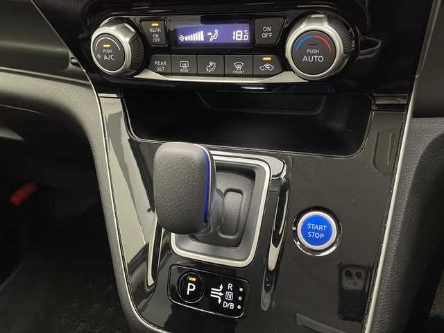日産 セレナ e－パワー ハイウェイスター V 宮崎県 2020(令2)年 6万km ダイヤモンドブラック エマ―ジェンシーブレーキ/LDW（車線逸脱警報）/LDP（車線逸脱防止支援）/BSW（後側方車両検知警報）/BSI（後側方衝突防止支援）/速度標識表示/道路標識表示/クリアランスソナー/オートマチックハイビーム/ふらつき警報/純正10インチSDナビ/フルセグTV/CD/DVD/Bluetooth/アラウンドビューモニター/両側パワースライドドア/ハンズフリーオートスライドドア/LEDヘッドライト/ビルトインETC/前後ドライブレコーダー/純正16インチAW/保証書/取扱説明書