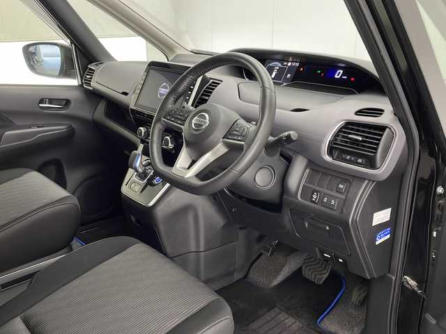 日産 セレナ e－パワー ハイウェイスター V 宮崎県 2020(令2)年 6万km ダイヤモンドブラック エマ―ジェンシーブレーキ/LDW（車線逸脱警報）/LDP（車線逸脱防止支援）/BSW（後側方車両検知警報）/BSI（後側方衝突防止支援）/速度標識表示/道路標識表示/クリアランスソナー/オートマチックハイビーム/ふらつき警報/純正10インチSDナビ/フルセグTV/CD/DVD/Bluetooth/アラウンドビューモニター/両側パワースライドドア/ハンズフリーオートスライドドア/LEDヘッドライト/ビルトインETC/前後ドライブレコーダー/純正16インチAW/保証書/取扱説明書