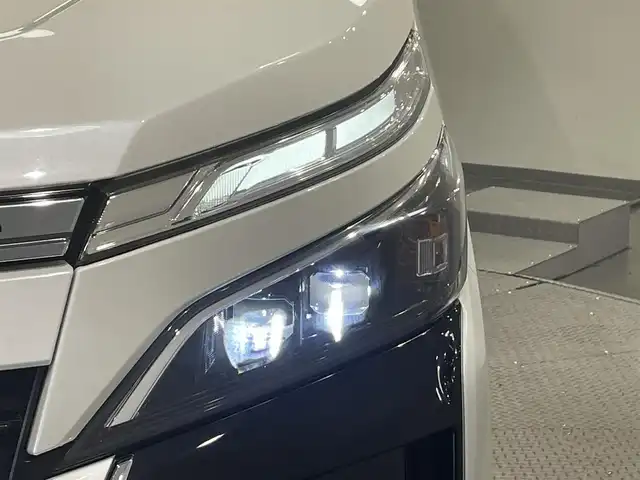 トヨタ ヴォクシー ZS 煌Ⅱ 愛知県 2020(令2)年 3.8万km ホワイトパールクリスタルシャイン 9インチナビ/（Bluetooth/フルセグTV/SD/AM/FM）/両側電動スライドドア/トヨタセーフティセンス/　‐衝突軽減ブレーキ/　‐車線はみ出しアラート/　‐オートマチックハイビーム/LEDオートライト/バックカメラ/純正16インチAW/コーナーセンサー/プッシュスタートボタン/後席サンシェード