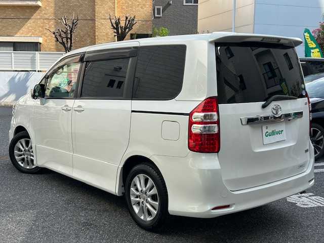 トヨタ ノア Si 東京都 2013(平25)年 3.9万km ホワイトパールクリスタルシャイン 社外ナビ(CD・TV・FM・AM・SDカード・Bluetooth)/フリップダウンモニター/両側パワースライドドア/バックカメラ/ETC/純正フロアマット/スペアキー/ドアバイザー/取扱説明書/保証書/記録簿