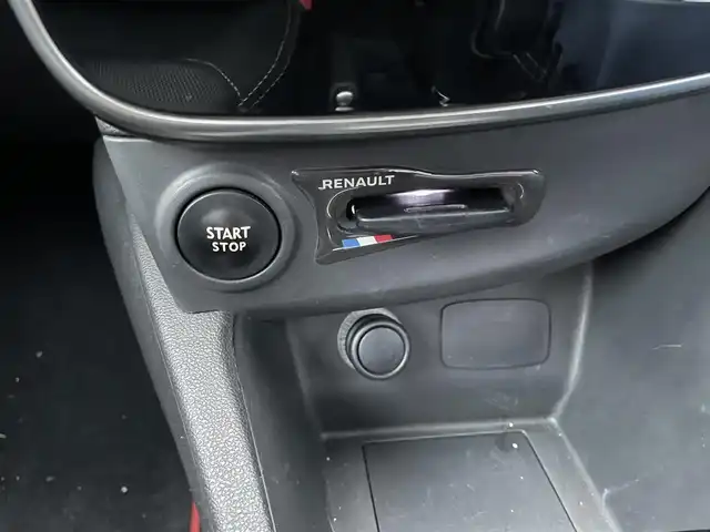 ルノー ルーテシア ゼン 静岡県 2016(平28)年 8.4万km 赤 純正ディスプレイオーディオ/ラジオ/Bluetooth/純正16インチアルミホイール/キーレス/プッシュスタート/ETC/新車時保証書/取扱説明書