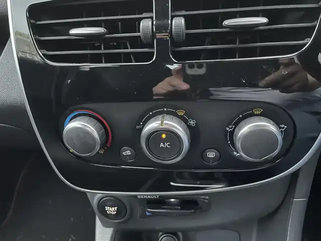 ルノー ルーテシア ゼン 静岡県 2016(平28)年 8.4万km 赤 純正ディスプレイオーディオ/ラジオ/Bluetooth/純正16インチアルミホイール/キーレス/プッシュスタート/ETC/新車時保証書/取扱説明書