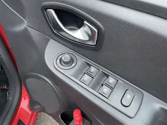 ルノー ルーテシア ゼン 静岡県 2016(平28)年 8.4万km 赤 純正ディスプレイオーディオ/ラジオ/Bluetooth/純正16インチアルミホイール/キーレス/プッシュスタート/ETC/新車時保証書/取扱説明書