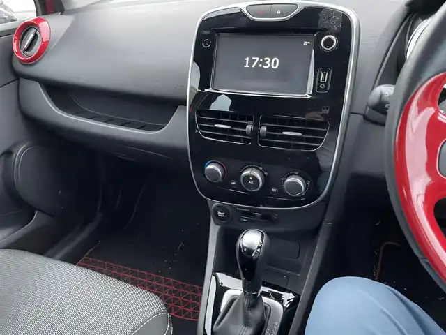 ルノー ルーテシア ゼン 静岡県 2016(平28)年 8.4万km 赤 純正ディスプレイオーディオ/ラジオ/Bluetooth/純正16インチアルミホイール/キーレス/プッシュスタート/ETC/新車時保証書/取扱説明書