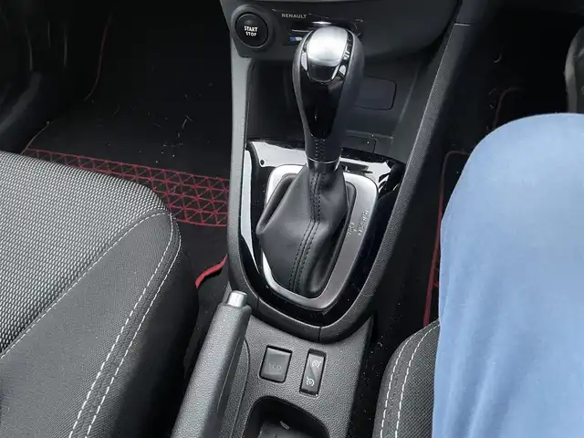 ルノー ルーテシア ゼン 静岡県 2016(平28)年 8.4万km 赤 純正ディスプレイオーディオ/ラジオ/Bluetooth/純正16インチアルミホイール/キーレス/プッシュスタート/ETC/新車時保証書/取扱説明書