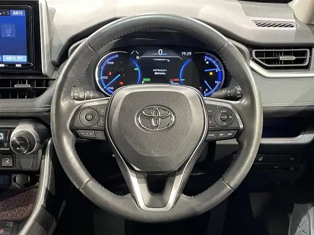 トヨタ ＲＡＶ４ ハイブリッドG 愛知県 2019(令1)年 6万km センシュアルレッドマイカ 純正９インチナビ/サンルーフ/プリクラッシュセーフティ/レーダークルーズコントロール/ブラインドスポットモニター/クリアランスソナー/レーントレーシングアシスト/パワーバックドア/電動パーキングアシスト/ブレーキホールド/レザーシート/パワーシート【メモリー機能付】/シートヒーター/ハンドルヒーター/バックカメラ/デジタルインナーミラー/前後ドライブレコーダー/ビルトインＥＴＣ2.0/アクセサリーソケット/オートハイビーム/LEDヘッドライト/純正フロアマット/純正18インチアルミホイール