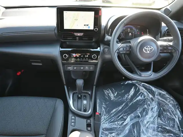 トヨタ ヤリスクロス ハイブリッド Z ウルバーノ 千葉県 2025(令7)年 0.1千km 黒／グレー HYBRID Z　URBANO　ディスプレイオーディオPLUS　BSM　パノラミックビューモニタ（標準装備）/Toyota Safety Sense/・プリクラッシュセーフティ/・レーンディパーチャーアラート/・オートハイビーム/・レーダークルーズコントロール/・ブラインドスポットモニター/純正コネクティッドナビ/地デジTV/【Bluetooth接続】/パノラミックビューモニター/運転席パワーシート/ハーフレザーシート/前席シートヒーター/革巻きステアリング/ステアリングスイッチ/ETC（2.0）/LEDヘッドライト/フォグライト/ウインカーミラー/クリアランスソナー/純正18インチアルミホイル/サイド/カーテンエアバッグ/スマートキー