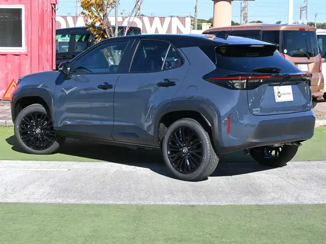 トヨタ ヤリスクロス ハイブリッド Z ウルバーノ 千葉県 2025(令7)年 0.1千km 黒／グレー HYBRID Z　URBANO　ディスプレイオーディオPLUS　BSM　パノラミックビューモニタ（標準装備）/Toyota Safety Sense/・プリクラッシュセーフティ/・レーンディパーチャーアラート/・オートハイビーム/・レーダークルーズコントロール/・ブラインドスポットモニター/純正コネクティッドナビ/地デジTV/【Bluetooth接続】/パノラミックビューモニター/運転席パワーシート/ハーフレザーシート/前席シートヒーター/革巻きステアリング/ステアリングスイッチ/ETC（2.0）/LEDヘッドライト/フォグライト/ウインカーミラー/クリアランスソナー/純正18インチアルミホイル/サイド/カーテンエアバッグ/スマートキー