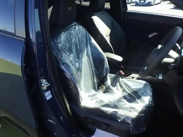 トヨタ ヤリスクロス ハイブリッド Z ウルバーノ 千葉県 2025(令7)年 0.1千km 黒／グレー HYBRID Z　URBANO　ディスプレイオーディオPLUS　BSM　パノラミックビューモニタ（標準装備）/Toyota Safety Sense/・プリクラッシュセーフティ/・レーンディパーチャーアラート/・オートハイビーム/・レーダークルーズコントロール/・ブラインドスポットモニター/純正コネクティッドナビ/地デジTV/【Bluetooth接続】/パノラミックビューモニター/運転席パワーシート/ハーフレザーシート/前席シートヒーター/革巻きステアリング/ステアリングスイッチ/ETC（2.0）/LEDヘッドライト/フォグライト/ウインカーミラー/クリアランスソナー/純正18インチアルミホイル/サイド/カーテンエアバッグ/スマートキー