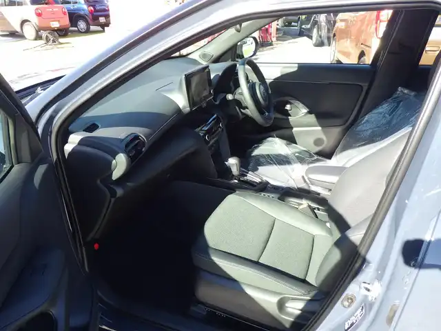 トヨタ ヤリスクロス ハイブリッド Z ウルバーノ 千葉県 2025(令7)年 0.1千km 黒／グレー HYBRID Z　URBANO　ディスプレイオーディオPLUS　BSM　パノラミックビューモニタ（標準装備）/Toyota Safety Sense/・プリクラッシュセーフティ/・レーンディパーチャーアラート/・オートハイビーム/・レーダークルーズコントロール/・ブラインドスポットモニター/純正コネクティッドナビ/地デジTV/【Bluetooth接続】/パノラミックビューモニター/運転席パワーシート/ハーフレザーシート/前席シートヒーター/革巻きステアリング/ステアリングスイッチ/ETC（2.0）/LEDヘッドライト/フォグライト/ウインカーミラー/クリアランスソナー/純正18インチアルミホイル/サイド/カーテンエアバッグ/スマートキー