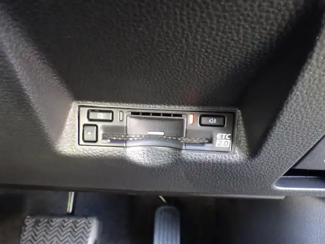 トヨタ ヤリスクロス ハイブリッド Z ウルバーノ 千葉県 2025(令7)年 0.1千km 黒／グレー HYBRID Z　URBANO　ディスプレイオーディオPLUS　BSM　パノラミックビューモニタ（標準装備）/Toyota Safety Sense/・プリクラッシュセーフティ/・レーンディパーチャーアラート/・オートハイビーム/・レーダークルーズコントロール/・ブラインドスポットモニター/純正コネクティッドナビ/地デジTV/【Bluetooth接続】/パノラミックビューモニター/運転席パワーシート/ハーフレザーシート/前席シートヒーター/革巻きステアリング/ステアリングスイッチ/ETC（2.0）/LEDヘッドライト/フォグライト/ウインカーミラー/クリアランスソナー/純正18インチアルミホイル/サイド/カーテンエアバッグ/スマートキー