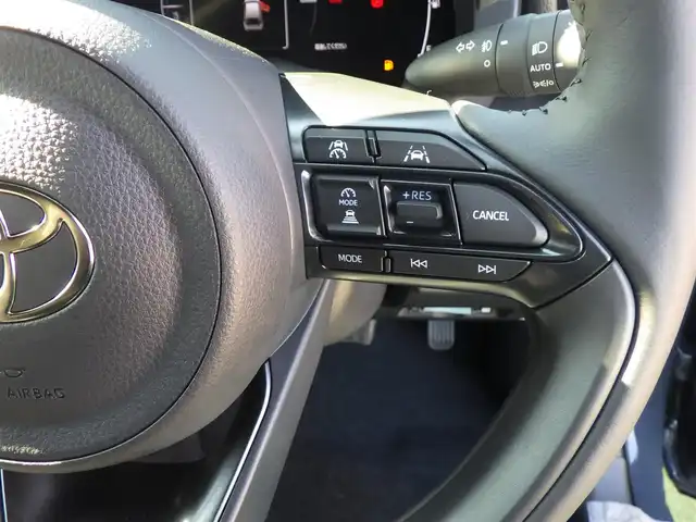 トヨタ ヤリスクロス ハイブリッド Z ウルバーノ 千葉県 2025(令7)年 0.1千km 黒／グレー HYBRID Z　URBANO　ディスプレイオーディオPLUS　BSM　パノラミックビューモニタ（標準装備）/Toyota Safety Sense/・プリクラッシュセーフティ/・レーンディパーチャーアラート/・オートハイビーム/・レーダークルーズコントロール/・ブラインドスポットモニター/純正コネクティッドナビ/地デジTV/【Bluetooth接続】/パノラミックビューモニター/運転席パワーシート/ハーフレザーシート/前席シートヒーター/革巻きステアリング/ステアリングスイッチ/ETC（2.0）/LEDヘッドライト/フォグライト/ウインカーミラー/クリアランスソナー/純正18インチアルミホイル/サイド/カーテンエアバッグ/スマートキー