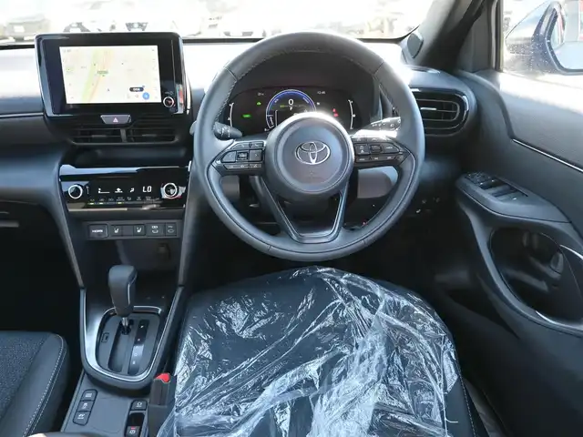 トヨタ ヤリスクロス ハイブリッド Z ウルバーノ 千葉県 2025(令7)年 0.1千km 黒／グレー HYBRID Z　URBANO　ディスプレイオーディオPLUS　BSM　パノラミックビューモニタ（標準装備）/Toyota Safety Sense/・プリクラッシュセーフティ/・レーンディパーチャーアラート/・オートハイビーム/・レーダークルーズコントロール/・ブラインドスポットモニター/純正コネクティッドナビ/地デジTV/【Bluetooth接続】/パノラミックビューモニター/運転席パワーシート/ハーフレザーシート/前席シートヒーター/革巻きステアリング/ステアリングスイッチ/ETC（2.0）/LEDヘッドライト/フォグライト/ウインカーミラー/クリアランスソナー/純正18インチアルミホイル/サイド/カーテンエアバッグ/スマートキー