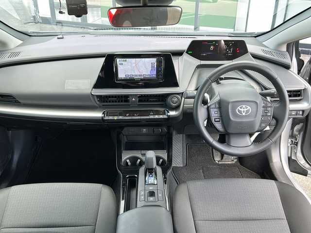 トヨタ プリウス X 岐阜県 2023(令5)年 1.2万km シルバーメタリック 登録時走行距離：11185km/ナビ/バックカメラ/テレビ・Bluetooth・CD/レーダークルーズコントロール/レーンキープアシスト/前後コーナーセンサー/ドライブレコーダー/ETC/オートライト/オートハイビーム/純正フロアマット/プッシュスタート/スマートキー/保証書/取扱説明書/スペアキー