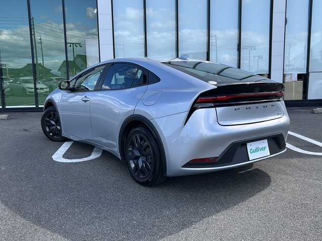 トヨタ プリウス X 岐阜県 2023(令5)年 1.2万km シルバーメタリック 登録時走行距離：11185km/ナビ/バックカメラ/テレビ・Bluetooth・CD/レーダークルーズコントロール/レーンキープアシスト/前後コーナーセンサー/ドライブレコーダー/ETC/オートライト/オートハイビーム/純正フロアマット/プッシュスタート/スマートキー/保証書/取扱説明書/スペアキー