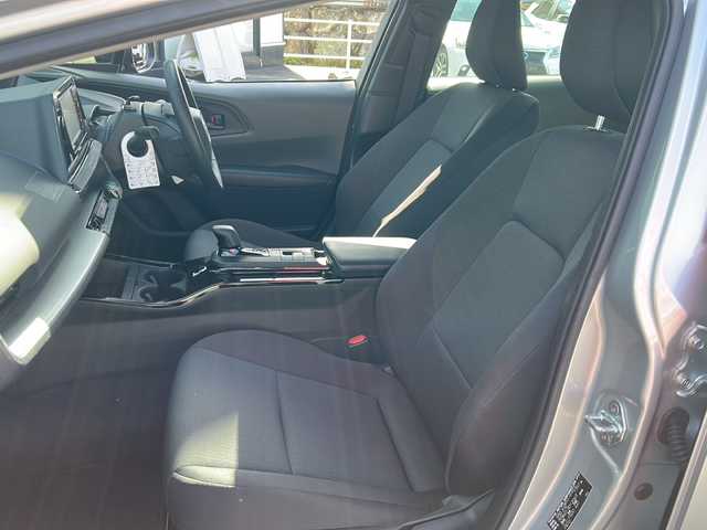 トヨタ プリウス X 岐阜県 2023(令5)年 1.2万km シルバーメタリック 登録時走行距離：11185km/ナビ/バックカメラ/テレビ・Bluetooth・CD/レーダークルーズコントロール/レーンキープアシスト/前後コーナーセンサー/ドライブレコーダー/ETC/オートライト/オートハイビーム/純正フロアマット/プッシュスタート/スマートキー/保証書/取扱説明書/スペアキー