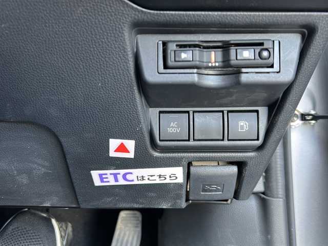 トヨタ プリウス X 岐阜県 2023(令5)年 1.2万km シルバーメタリック 登録時走行距離：11185km/ナビ/バックカメラ/テレビ・Bluetooth・CD/レーダークルーズコントロール/レーンキープアシスト/前後コーナーセンサー/ドライブレコーダー/ETC/オートライト/オートハイビーム/純正フロアマット/プッシュスタート/スマートキー/保証書/取扱説明書/スペアキー