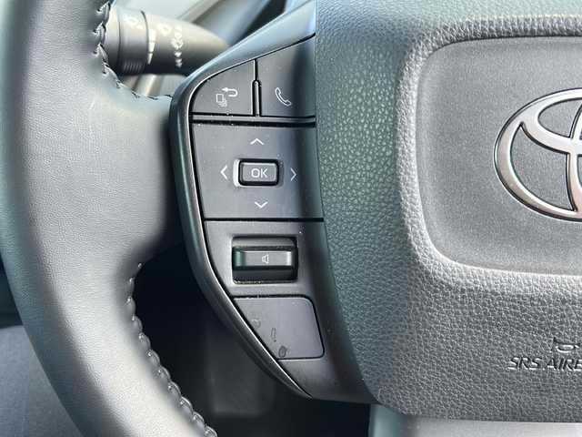 トヨタ プリウス X 岐阜県 2023(令5)年 1.2万km シルバーメタリック 登録時走行距離：11185km/ナビ/バックカメラ/テレビ・Bluetooth・CD/レーダークルーズコントロール/レーンキープアシスト/前後コーナーセンサー/ドライブレコーダー/ETC/オートライト/オートハイビーム/純正フロアマット/プッシュスタート/スマートキー/保証書/取扱説明書/スペアキー