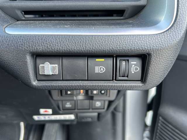 トヨタ プリウス X 岐阜県 2023(令5)年 1.2万km シルバーメタリック 登録時走行距離：11185km/ナビ/バックカメラ/テレビ・Bluetooth・CD/レーダークルーズコントロール/レーンキープアシスト/前後コーナーセンサー/ドライブレコーダー/ETC/オートライト/オートハイビーム/純正フロアマット/プッシュスタート/スマートキー/保証書/取扱説明書/スペアキー