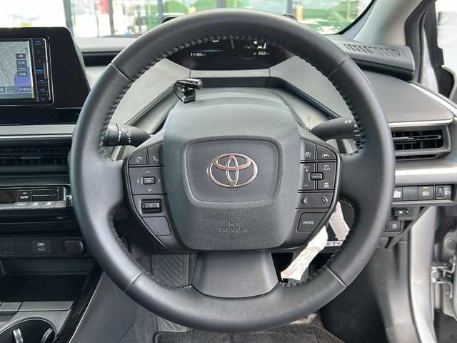 トヨタ プリウス X 岐阜県 2023(令5)年 1.2万km シルバーメタリック 登録時走行距離：11185km/ナビ/バックカメラ/テレビ・Bluetooth・CD/レーダークルーズコントロール/レーンキープアシスト/前後コーナーセンサー/ドライブレコーダー/ETC/オートライト/オートハイビーム/純正フロアマット/プッシュスタート/スマートキー/保証書/取扱説明書/スペアキー