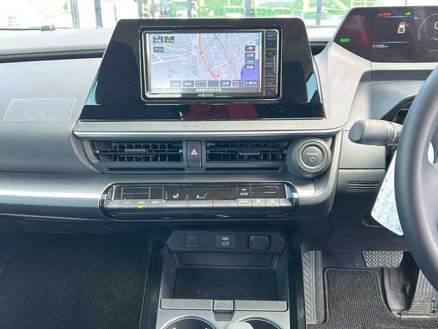 トヨタ プリウス X 岐阜県 2023(令5)年 1.2万km シルバーメタリック 登録時走行距離：11185km/ナビ/バックカメラ/テレビ・Bluetooth・CD/レーダークルーズコントロール/レーンキープアシスト/前後コーナーセンサー/ドライブレコーダー/ETC/オートライト/オートハイビーム/純正フロアマット/プッシュスタート/スマートキー/保証書/取扱説明書/スペアキー