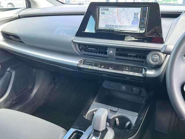 トヨタ プリウス X 岐阜県 2023(令5)年 1.2万km シルバーメタリック 登録時走行距離：11185km/ナビ/バックカメラ/テレビ・Bluetooth・CD/レーダークルーズコントロール/レーンキープアシスト/前後コーナーセンサー/ドライブレコーダー/ETC/オートライト/オートハイビーム/純正フロアマット/プッシュスタート/スマートキー/保証書/取扱説明書/スペアキー