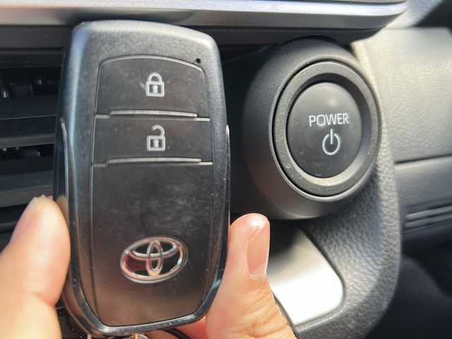 トヨタ プリウス X 岐阜県 2023(令5)年 1.2万km シルバーメタリック 登録時走行距離：11185km/ナビ/バックカメラ/テレビ・Bluetooth・CD/レーダークルーズコントロール/レーンキープアシスト/前後コーナーセンサー/ドライブレコーダー/ETC/オートライト/オートハイビーム/純正フロアマット/プッシュスタート/スマートキー/保証書/取扱説明書/スペアキー