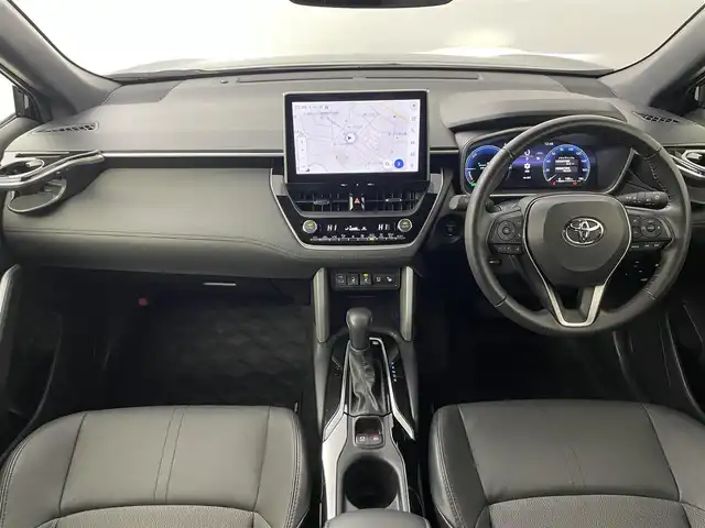 トヨタ カローラ クロス ハイブリッド Z 道央・札幌 2024(令6)年 1.2万km アティチュードブラックマイカ ・４WD/・サンルーフ/・10.5型ディスプレイオーディオ（コネクティッドナビ対応）Plus/　Miracast/BT/USB/フルセグTV/・ステアリングスイッチ/・パノラミックビューモニター/・ビルトインETC2.0/・ドライブレコーダー前後/・トヨタセーフティセンス/・プリクラッシュセーフティ/・レーンキープアシスト/・ブラインドスポットモニター/・クリアランスソナー/・アダプティブクルーズコントロール/・オートマチックハイビーム/・パーキングアシスト/・アイドリングストップ/・横滑り防止装置/・ABS/・LEDヘッドライト/・オートライト/・ハーフレザーシート/・D+N席シートヒーター/・D席パワーシート/・革巻きステアリング/・パワーバックドア/・純正１８インチAW/・純正フロアマット/・プッシュスタート/・スマートキー/・スペアキー