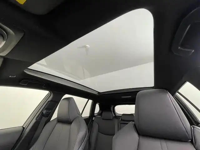 トヨタ カローラ クロス ハイブリッド Z 道央・札幌 2024(令6)年 1.2万km アティチュードブラックマイカ ・４WD/・サンルーフ/・10.5型ディスプレイオーディオ（コネクティッドナビ対応）Plus/　Miracast/BT/USB/フルセグTV/・ステアリングスイッチ/・パノラミックビューモニター/・ビルトインETC2.0/・ドライブレコーダー前後/・トヨタセーフティセンス/・プリクラッシュセーフティ/・レーンキープアシスト/・ブラインドスポットモニター/・クリアランスソナー/・アダプティブクルーズコントロール/・オートマチックハイビーム/・パーキングアシスト/・アイドリングストップ/・横滑り防止装置/・ABS/・LEDヘッドライト/・オートライト/・ハーフレザーシート/・D+N席シートヒーター/・D席パワーシート/・革巻きステアリング/・パワーバックドア/・純正１８インチAW/・純正フロアマット/・プッシュスタート/・スマートキー/・スペアキー