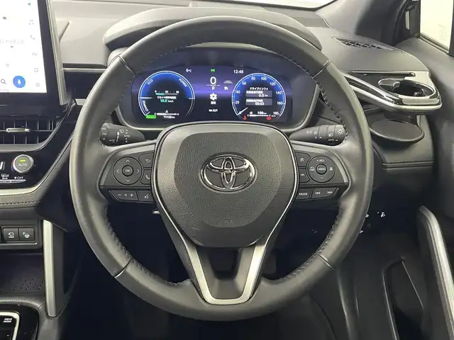 トヨタ カローラ クロス ハイブリッド Z 道央・札幌 2024(令6)年 1.2万km アティチュードブラックマイカ ・４WD/・サンルーフ/・10.5型ディスプレイオーディオ（コネクティッドナビ対応）Plus/　Miracast/BT/USB/フルセグTV/・ステアリングスイッチ/・パノラミックビューモニター/・ビルトインETC2.0/・ドライブレコーダー前後/・トヨタセーフティセンス/・プリクラッシュセーフティ/・レーンキープアシスト/・ブラインドスポットモニター/・クリアランスソナー/・アダプティブクルーズコントロール/・オートマチックハイビーム/・パーキングアシスト/・アイドリングストップ/・横滑り防止装置/・ABS/・LEDヘッドライト/・オートライト/・ハーフレザーシート/・D+N席シートヒーター/・D席パワーシート/・革巻きステアリング/・パワーバックドア/・純正１８インチAW/・純正フロアマット/・プッシュスタート/・スマートキー/・スペアキー