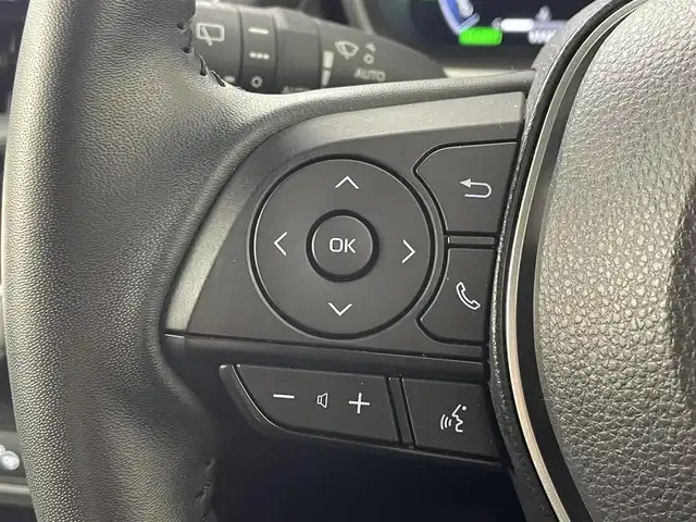 トヨタ カローラ クロス ハイブリッド Z 道央・札幌 2024(令6)年 1.2万km アティチュードブラックマイカ ・４WD/・サンルーフ/・10.5型ディスプレイオーディオ（コネクティッドナビ対応）Plus/　Miracast/BT/USB/フルセグTV/・ステアリングスイッチ/・パノラミックビューモニター/・ビルトインETC2.0/・ドライブレコーダー前後/・トヨタセーフティセンス/・プリクラッシュセーフティ/・レーンキープアシスト/・ブラインドスポットモニター/・クリアランスソナー/・アダプティブクルーズコントロール/・オートマチックハイビーム/・パーキングアシスト/・アイドリングストップ/・横滑り防止装置/・ABS/・LEDヘッドライト/・オートライト/・ハーフレザーシート/・D+N席シートヒーター/・D席パワーシート/・革巻きステアリング/・パワーバックドア/・純正１８インチAW/・純正フロアマット/・プッシュスタート/・スマートキー/・スペアキー