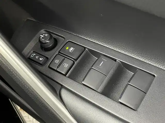 トヨタ カローラ クロス ハイブリッド Z 道央・札幌 2024(令6)年 1.2万km アティチュードブラックマイカ ・４WD/・サンルーフ/・10.5型ディスプレイオーディオ（コネクティッドナビ対応）Plus/　Miracast/BT/USB/フルセグTV/・ステアリングスイッチ/・パノラミックビューモニター/・ビルトインETC2.0/・ドライブレコーダー前後/・トヨタセーフティセンス/・プリクラッシュセーフティ/・レーンキープアシスト/・ブラインドスポットモニター/・クリアランスソナー/・アダプティブクルーズコントロール/・オートマチックハイビーム/・パーキングアシスト/・アイドリングストップ/・横滑り防止装置/・ABS/・LEDヘッドライト/・オートライト/・ハーフレザーシート/・D+N席シートヒーター/・D席パワーシート/・革巻きステアリング/・パワーバックドア/・純正１８インチAW/・純正フロアマット/・プッシュスタート/・スマートキー/・スペアキー