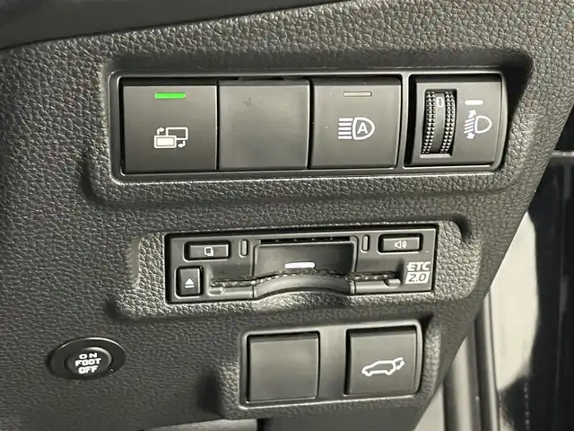 トヨタ カローラ クロス ハイブリッド Z 道央・札幌 2024(令6)年 1.2万km アティチュードブラックマイカ ・４WD/・サンルーフ/・10.5型ディスプレイオーディオ（コネクティッドナビ対応）Plus/　Miracast/BT/USB/フルセグTV/・ステアリングスイッチ/・パノラミックビューモニター/・ビルトインETC2.0/・ドライブレコーダー前後/・トヨタセーフティセンス/・プリクラッシュセーフティ/・レーンキープアシスト/・ブラインドスポットモニター/・クリアランスソナー/・アダプティブクルーズコントロール/・オートマチックハイビーム/・パーキングアシスト/・アイドリングストップ/・横滑り防止装置/・ABS/・LEDヘッドライト/・オートライト/・ハーフレザーシート/・D+N席シートヒーター/・D席パワーシート/・革巻きステアリング/・パワーバックドア/・純正１８インチAW/・純正フロアマット/・プッシュスタート/・スマートキー/・スペアキー