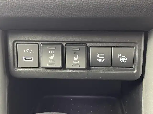 トヨタ カローラ クロス ハイブリッド Z 道央・札幌 2024(令6)年 1.2万km アティチュードブラックマイカ ・４WD/・サンルーフ/・10.5型ディスプレイオーディオ（コネクティッドナビ対応）Plus/　Miracast/BT/USB/フルセグTV/・ステアリングスイッチ/・パノラミックビューモニター/・ビルトインETC2.0/・ドライブレコーダー前後/・トヨタセーフティセンス/・プリクラッシュセーフティ/・レーンキープアシスト/・ブラインドスポットモニター/・クリアランスソナー/・アダプティブクルーズコントロール/・オートマチックハイビーム/・パーキングアシスト/・アイドリングストップ/・横滑り防止装置/・ABS/・LEDヘッドライト/・オートライト/・ハーフレザーシート/・D+N席シートヒーター/・D席パワーシート/・革巻きステアリング/・パワーバックドア/・純正１８インチAW/・純正フロアマット/・プッシュスタート/・スマートキー/・スペアキー